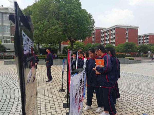 070411禁毒宣傳 青年先行——秀水中專禁毒知識、海報宣傳展記實-吳晶1_副本.jpg
