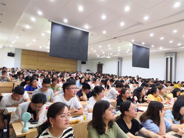 08291干崇高事業(yè)，塑陽光心態(tài)，做幸福教師—顧君1_副本.jpg