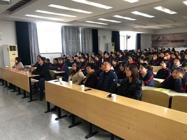 122304珍惜當(dāng)下 共同成長——記人文系校友創(chuàng)業(yè)報告會-陳迪菲3_副本.jpg