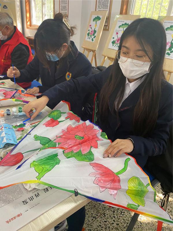 03055桃花楊柳繪紙鳶 家風(fēng)建設(shè)進(jìn)校園——記秀水學(xué)院本科校區(qū)創(chuàng)建文明校園主題活動-周麗英5_副本.jpg