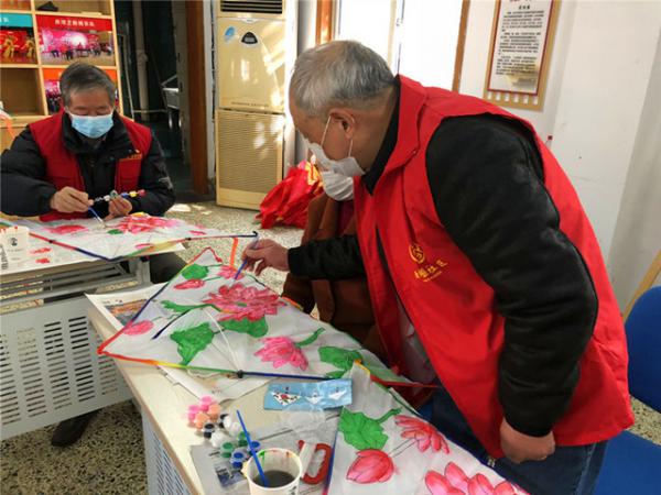 03051桃花楊柳繪紙鳶 家風(fēng)建設(shè)進(jìn)校園——記秀水學(xué)院本科校區(qū)創(chuàng)建文明校園主題活動-周麗英2_副本.jpg